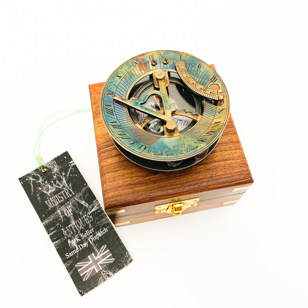 Peut inclure: Un compas de soleil en laiton avec une rose des vents et une boîte en bois. Le compas est dans une boîte en bois avec un loquet en laiton. Le compas a une finition bleue, verte et dorée.
