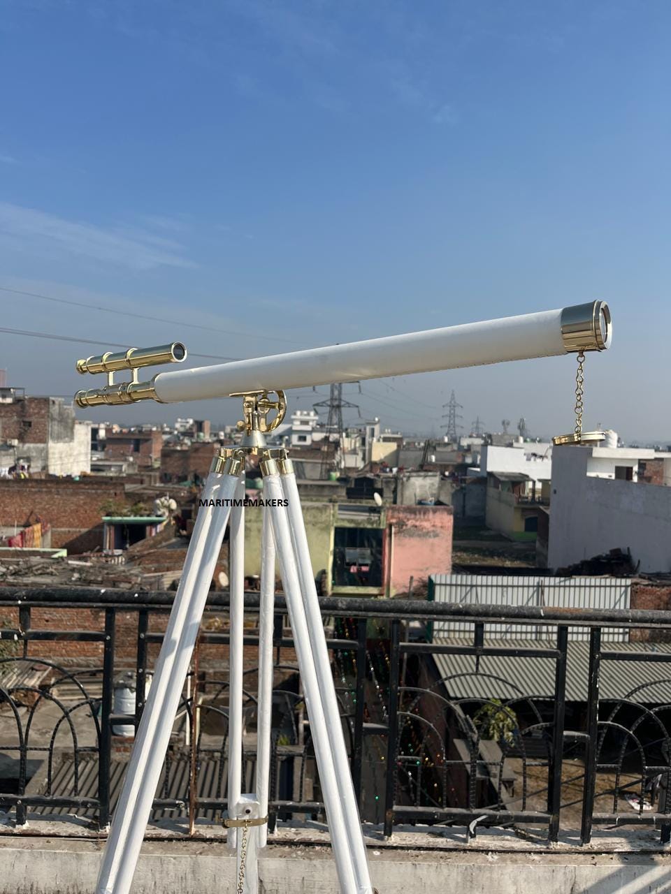 Telescopio vintage in ottone personalizzato su treppiede in legno - Arredamento nautico di lusso per la casa - Esploratore inciso personalizzato - Regalo per ufficio e biblioteca immagine 1