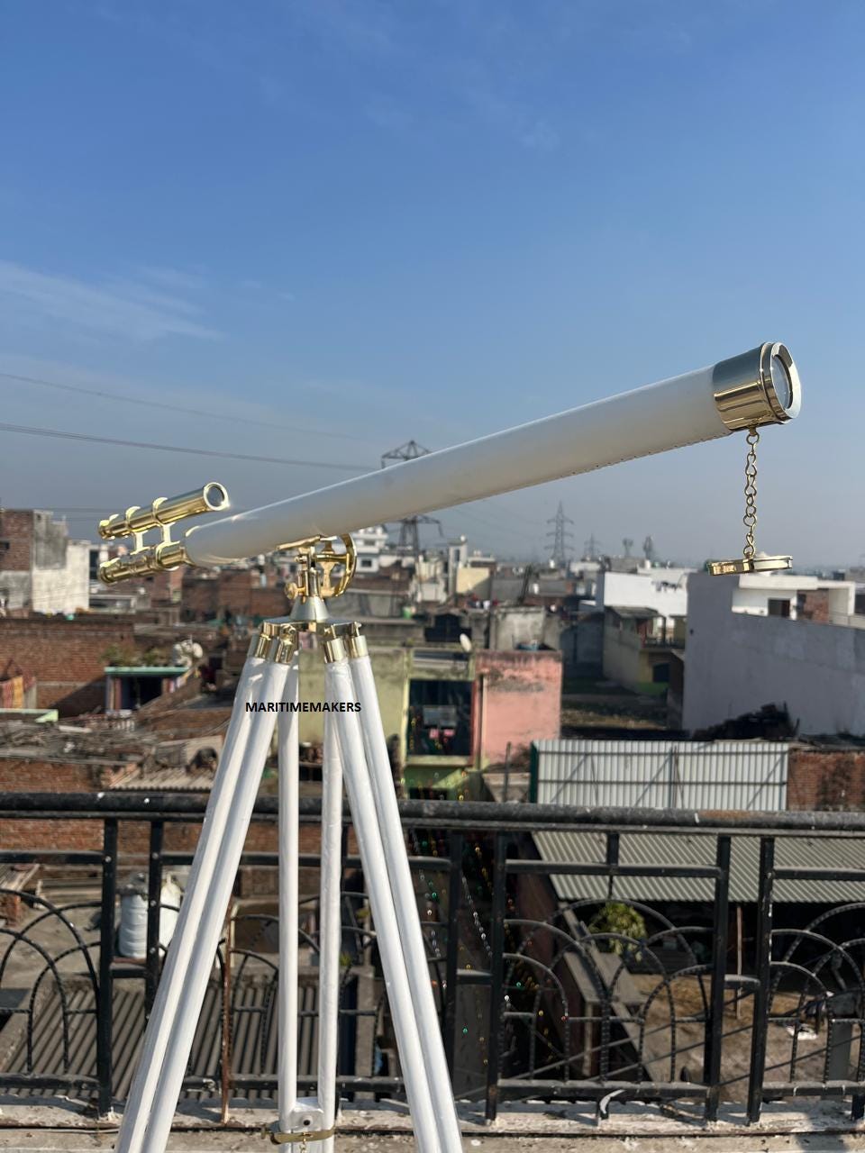 Telescopio vintage in ottone personalizzato su treppiede in legno - Arredamento nautico di lusso per la casa - Esploratore inciso personalizzato - Regalo per ufficio e biblioteca immagine 5